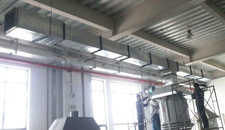 五星級酒店的防火與防排煙系統(tǒng) 上次簡單介紹了山東金光集團通過公平競標(biāo)方式獲得通州區(qū)五星級酒店的整體中央空調(diào)從通風(fēng)，制冷，防排煙等工程的安裝施工，那么今天說一下酒店的防火與防排煙系統(tǒng)。當(dāng)然離不開消防排煙風(fēng)機和防排煙防火閥設(shè)備的。 通風(fēng)空調(diào)系統(tǒng)原則上按使用功能及防火分區(qū)劃分為若干系統(tǒng)，風(fēng)管穿越防火分區(qū)及變形縫等處設(shè)電動排煙